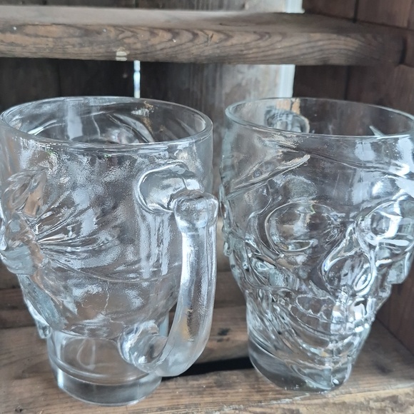 A Pair of 32 oz Luminarc pirate skull themed beer glasses - Picture 4 of 5